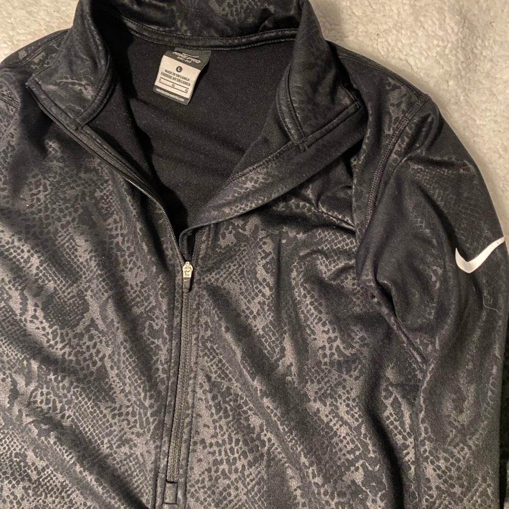 Nike black cheetah pullover dry-fit - Picture 4 of 4